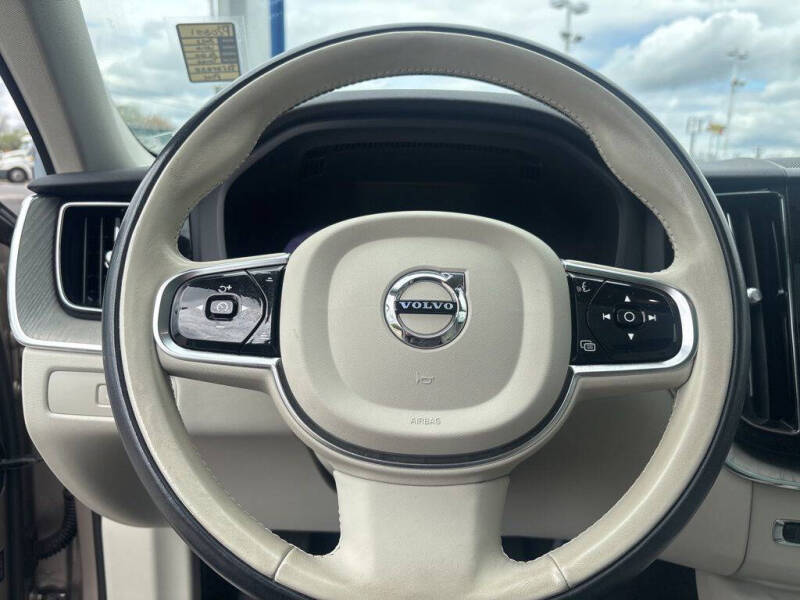 2023 Volvo XC60 B5 Plus Dark Theme