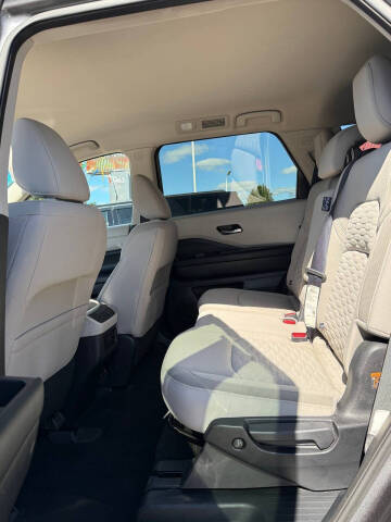 2022 Nissan Pathfinder SV