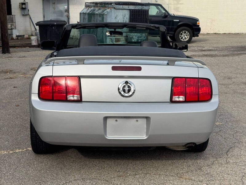 2005 Ford Mustang V6 Deluxe
