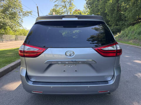 2017 Toyota Sienna XLE 7-Passenger Auto Access Seat