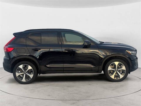 2023 Volvo XC40 B5 Plus Dark Theme