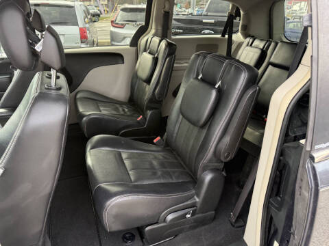 2013 Chrysler Town and Country Touring