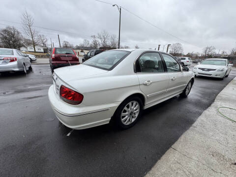 2002 Hyundai Sonata for sale at The Car Cove, LLC in Muncie IN