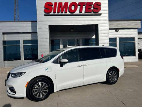 2023 Chrysler Pacifica Plug-In Hybrid for sale at SIMOTES MOTORS in Minooka IL