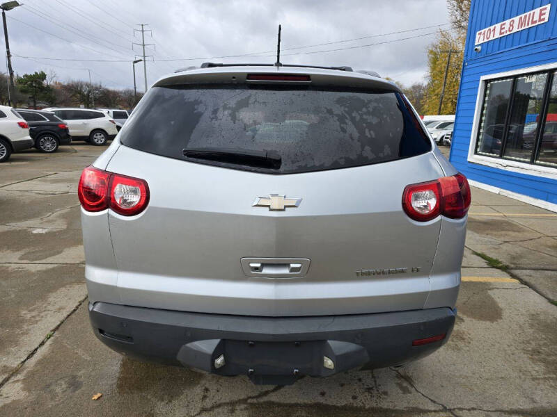 2011 Chevrolet Traverse 1LT photo 4