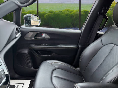 2025 Chrysler Pacifica Select