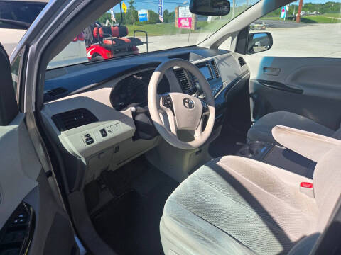 2014 Toyota Sienna LE 7-Passenger Auto Access Seat