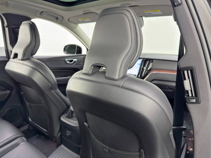 2024 Volvo XC60 Recharge T8 Ultimate Dark Theme