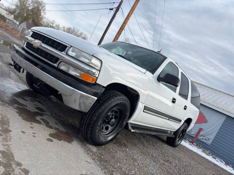 2005 Chevrolet Suburban LS photo 3