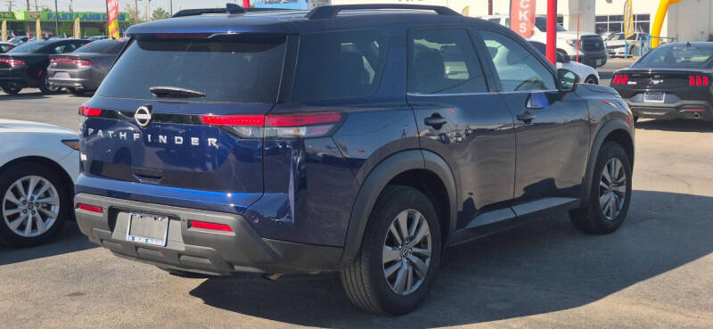 2025 Nissan Pathfinder SV