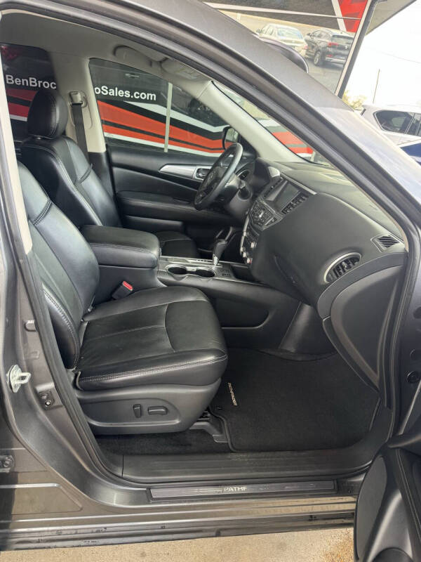 2019 Nissan Pathfinder SL