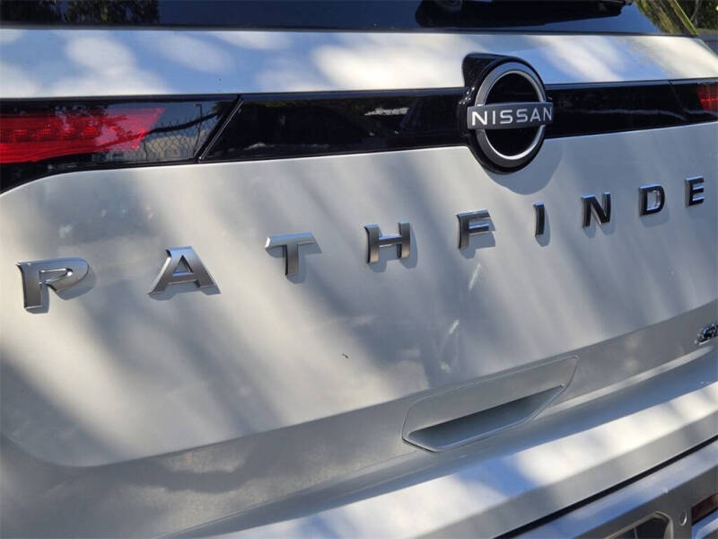 2025 Nissan Pathfinder SL