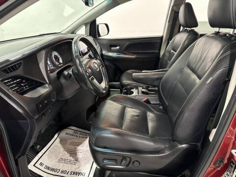 2017 Toyota Sienna SE Premium 8-Passenger