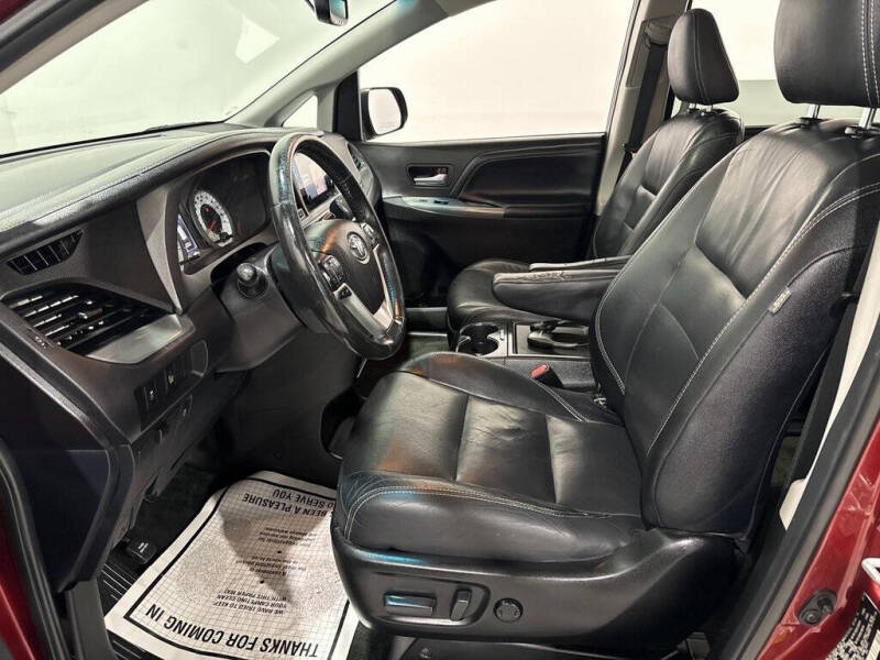 2017 Toyota Sienna SE Premium 8-Passenger
