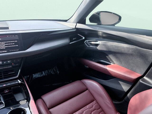 2024 Audi e-tron GT quattro Premium Plus