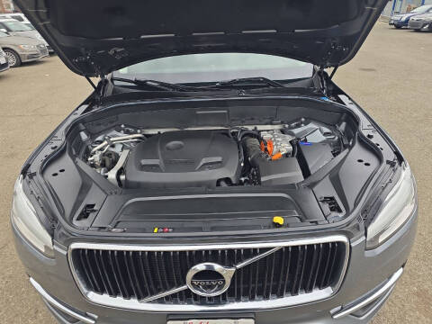 2018 Volvo XC90 T8 eAWD Momentum