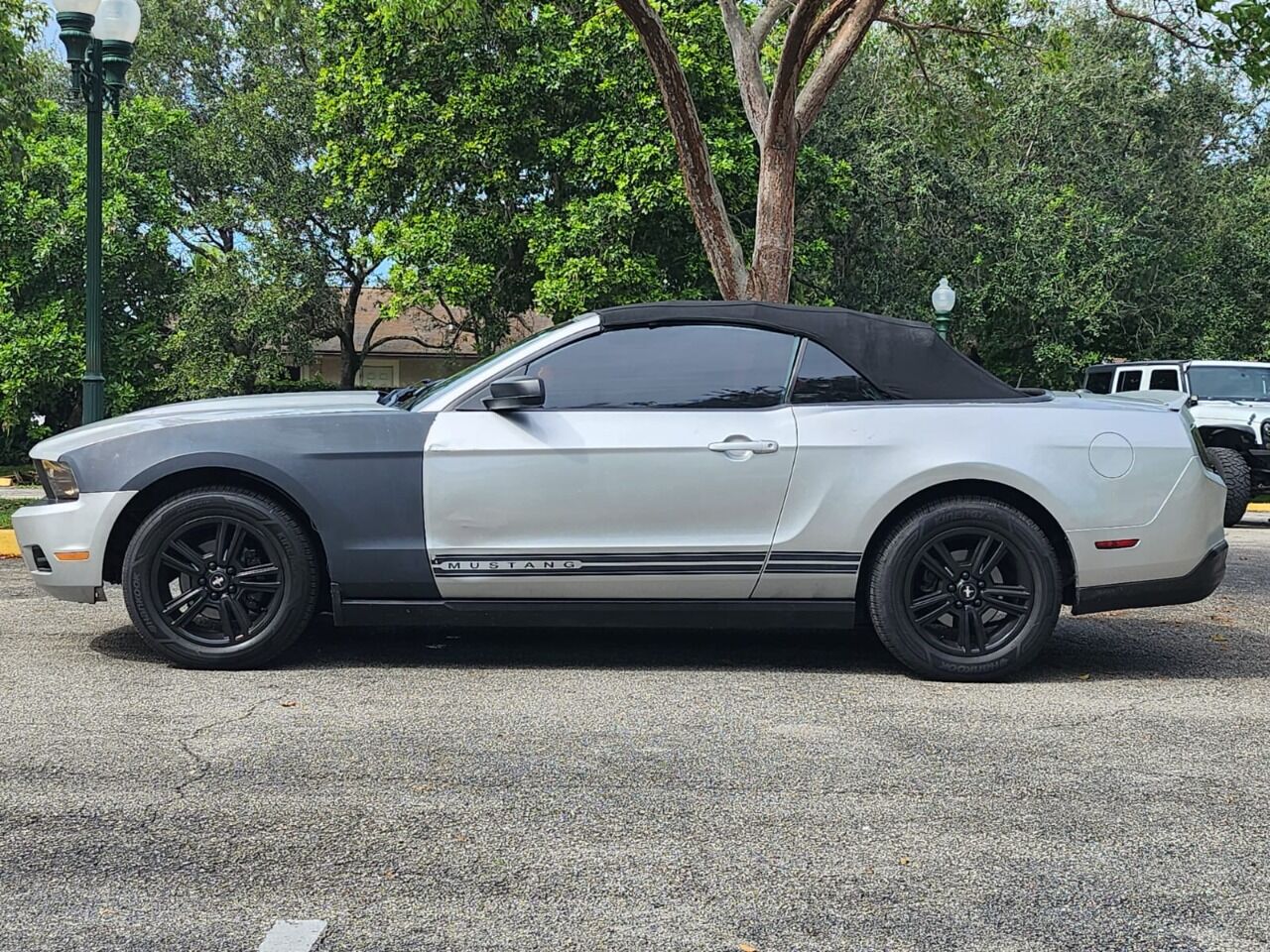 2010 FORD Mustang Convertible - $9,995