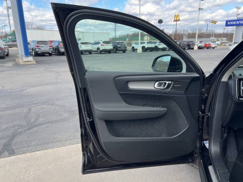 2025 Volvo XC40 B5 Ultra Bright Theme