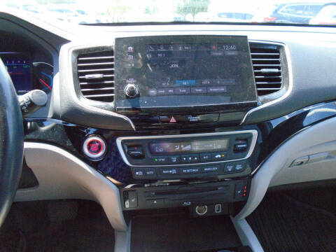 2020 Honda Pilot Touring w/Rear Captain's Chairs