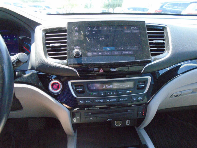 2020 Honda Pilot Touring w/Rear Captain's Chairs
