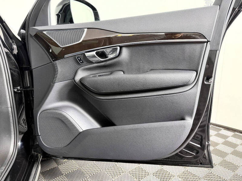 2016 Volvo XC90 T6 Momentum
