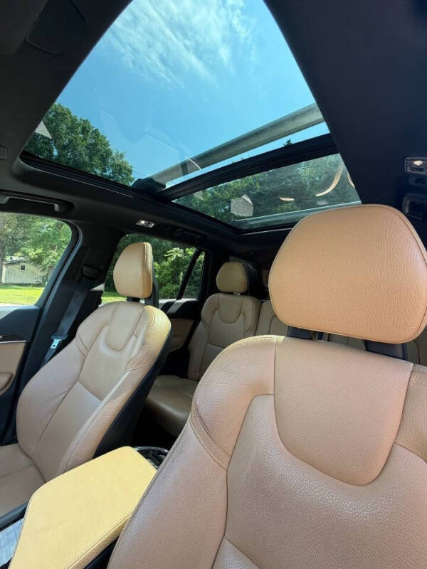 2016 Volvo XC90 T6 Momentum
