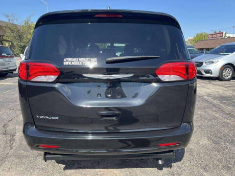 2022 Chrysler Voyager LX