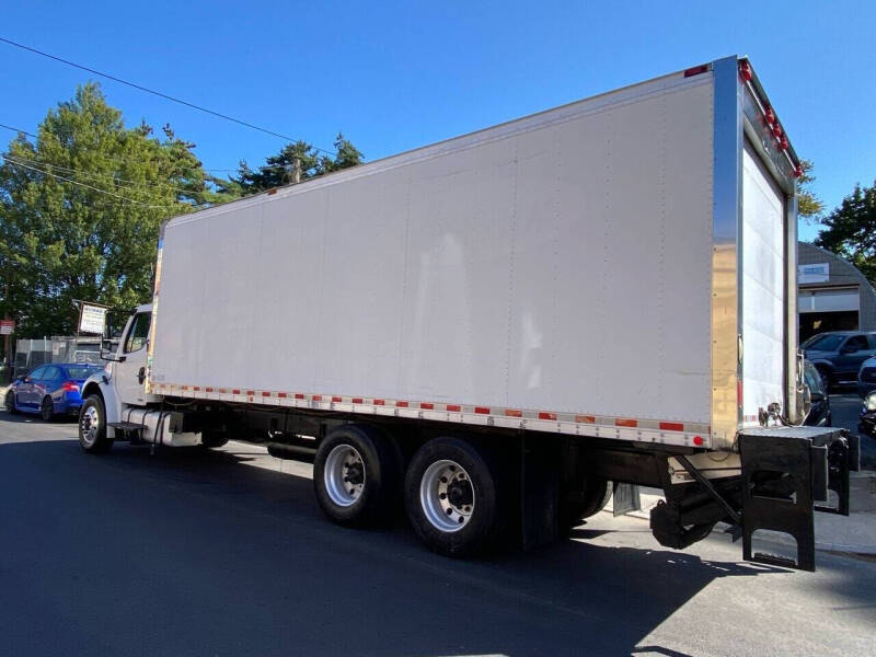 2005 Freightliner M2 106