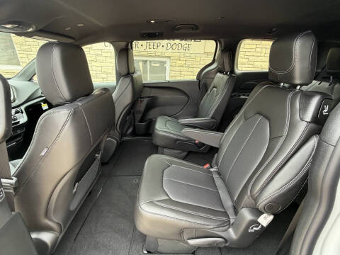 2027 Chrysler Pacifica LX