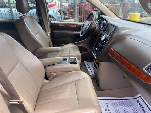 2012 Chrysler Town and Country Touring-L