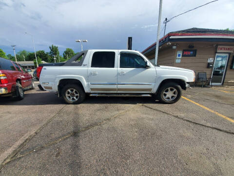 2004 Chevrolet Avalanche for sale at Geareys Auto Sales of Sioux Falls, LLC in Sioux Falls SD