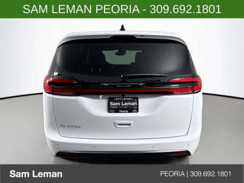 2027 Chrysler Pacifica Select