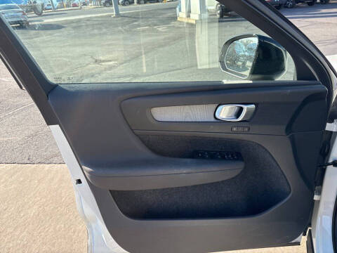 2023 Volvo XC40 B5 Plus Dark Theme