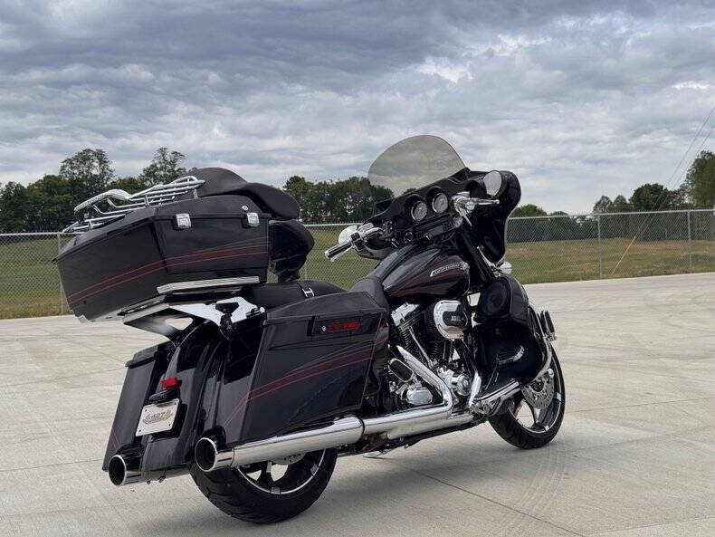 2011 Harley-Davidson Street Glide CVO