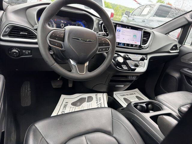 2025 Chrysler Pacifica Select