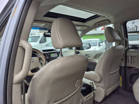 2014 Toyota Sienna XLE 8-Passenger