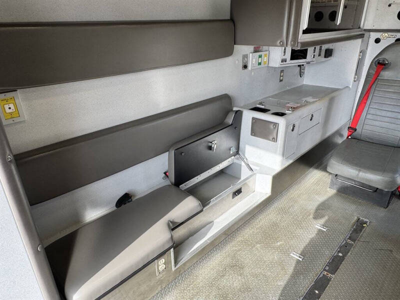 2016 Freightliner M2 106