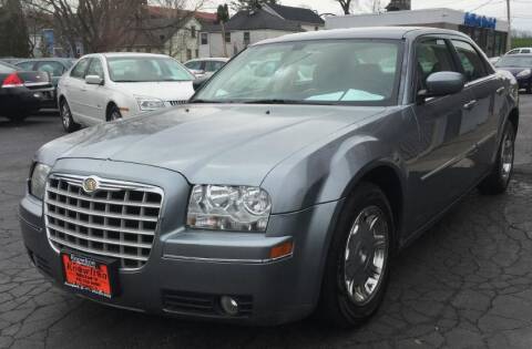 2006 Chrysler 300 for sale at Knowlton Motors, Inc. in Freeport IL