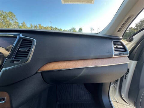 2021 Volvo XC90 T6 Momentum 7-Passenger