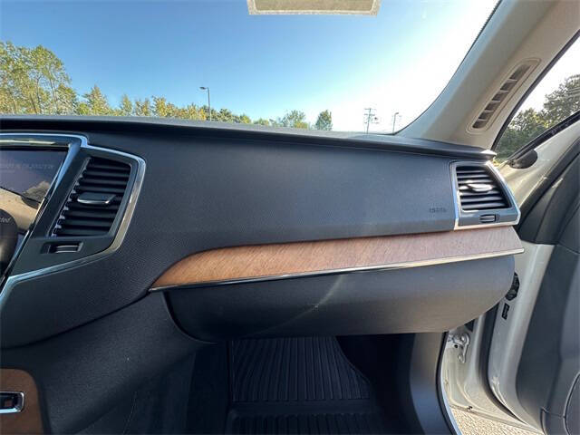 2021 Volvo XC90 T6 Momentum 7-Passenger