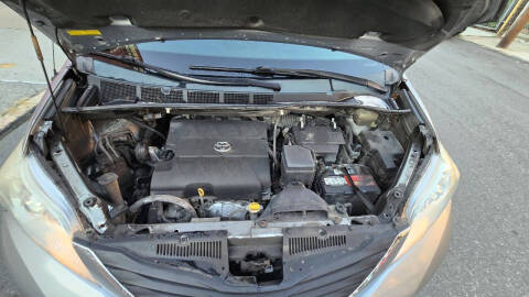 2014 Toyota Sienna LE 7-Passenger Auto Access Seat