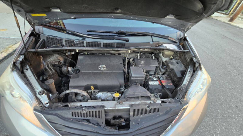 2014 Toyota Sienna LE 7-Passenger Auto Access Seat