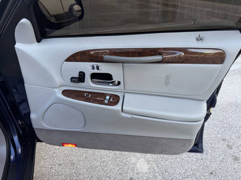 2002 Lincoln Town Car Signature