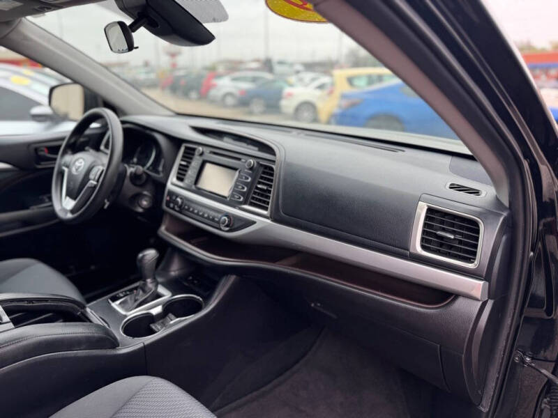 2019 Toyota Highlander LE