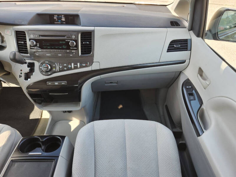 2013 Toyota Sienna LE 7-Passenger