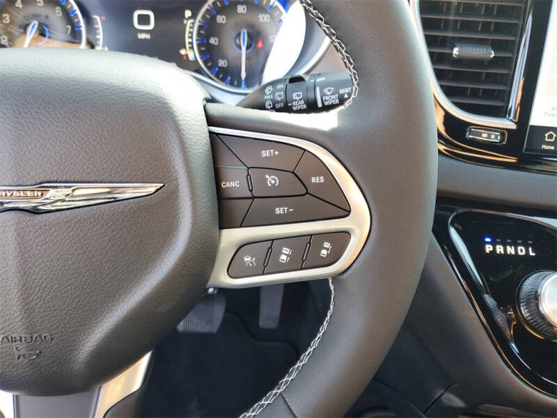 2025 Chrysler Voyager LX