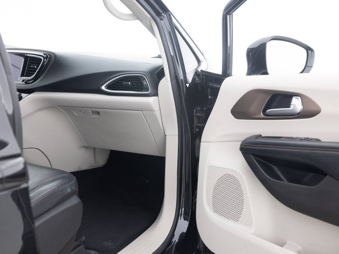 Used Car 2017 Chrysler Pacifica  Touring L 4dr Mini Van For Sale Under $15,000 In Coal City, Illinois