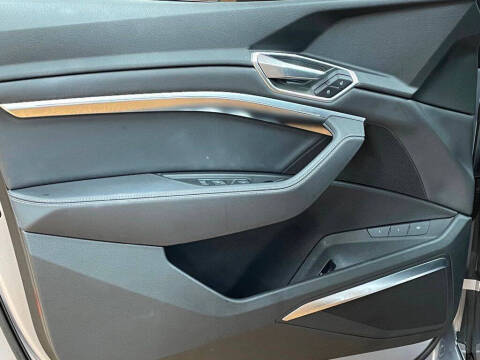 2022 Audi e-tron quattro Premium Plus