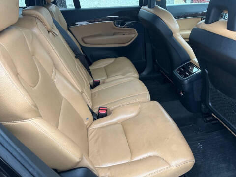 2016 Volvo XC90 T6 Momentum