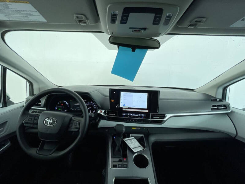 2025 Toyota Sienna LE 8-Passenger